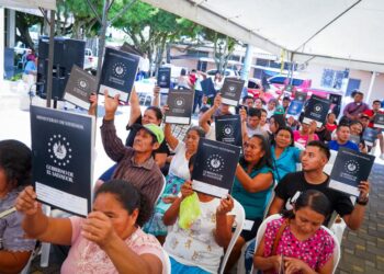 Familias de San Miguel Tepezontes en La Paz Centro reciben escrituras de propiedad tras dos décadas de espera