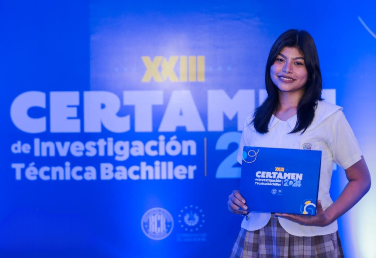 Entregan diplomas a ganadores de becas universitarias del programa #SoyBecadoBCR