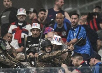 (VIDEOS) Incidentes entre los aficionados de San Lorenzo y del Mineiro, hubo bastonazos y bombas de gas lacrimógeno en Brasil
