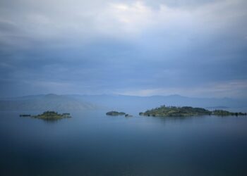 El lago Kivu en África esconde un gas mortal en sus profundidades y podría asfixiar a miles de personas si explota