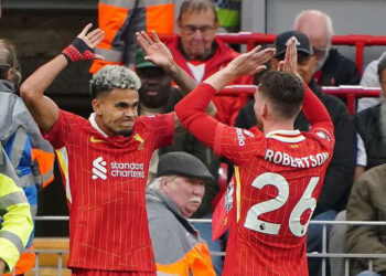 Liverpool debuta en casa con victoria, con goles de Luis Díaz y Mohamed Salah