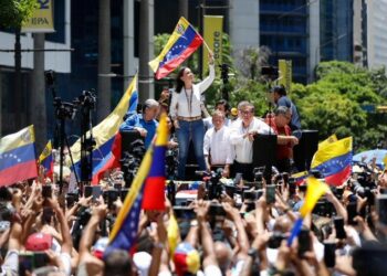 La líder opositora María Corina Machado encabezó una movilización en Caracas contra el fraude de Maduro