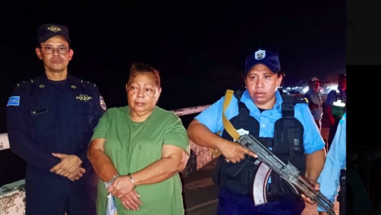 Nicaragua captura y entrega pandillera de la MS-13 a autoridades salvadoreñas