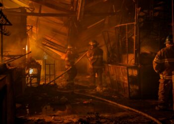 Reportan incendio de grandes proporciones en el Mercado Central de San Salvador