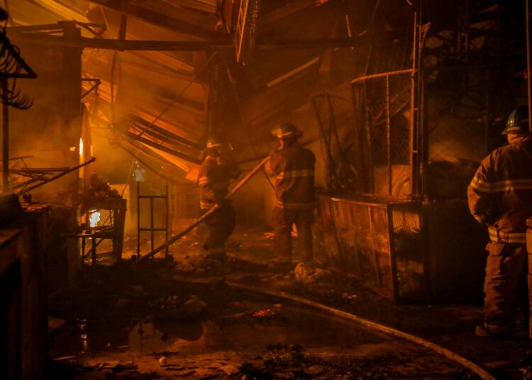 Reportan incendio de grandes proporciones en el Mercado Central de San Salvador
