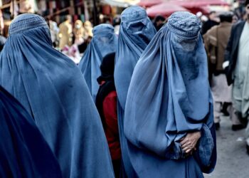 ONU rechaza ley talibana que silencia mujeres en Afganistán
