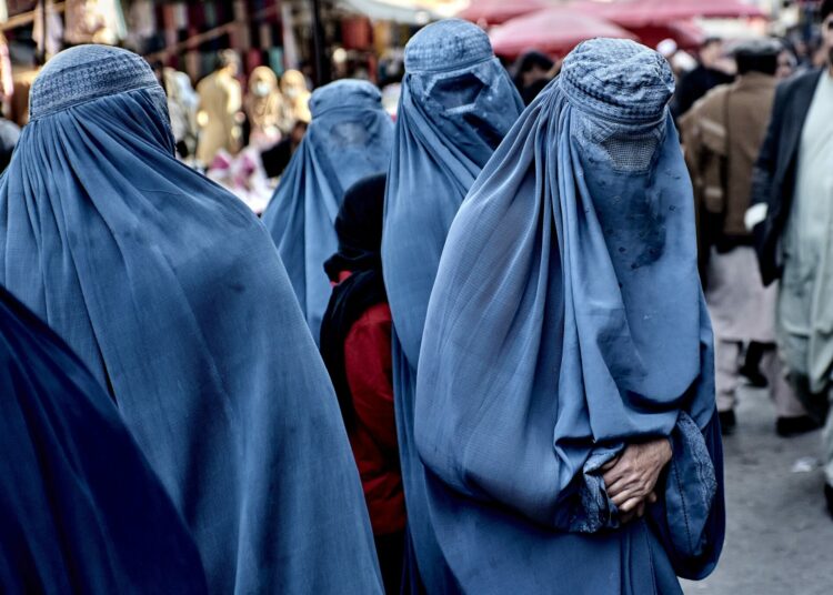 ONU rechaza ley talibana que silencia mujeres en Afganistán