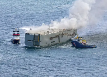 Incendio de barco carguero deja al menos 20 muertos en Nigeria