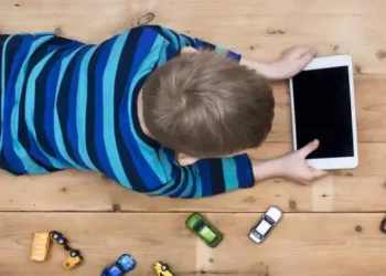 Un estudio reveló las malas consecuencias de darle una tablet o celular a un niño para entretenerlo