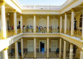 Miles de turistas abarrotan el restaurado Palacio Nacional, en el Centro de San Salvador
