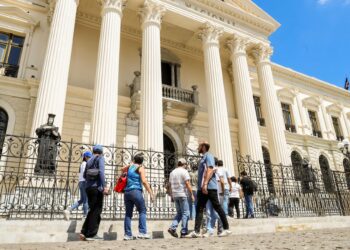 Salvadoreños siguen visitando el restaurado Palacio Nacional