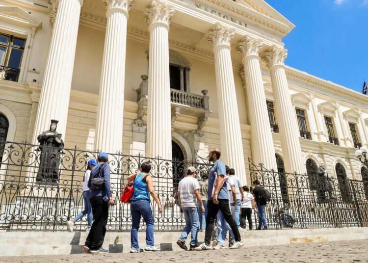 Salvadoreños siguen visitando el restaurado Palacio Nacional