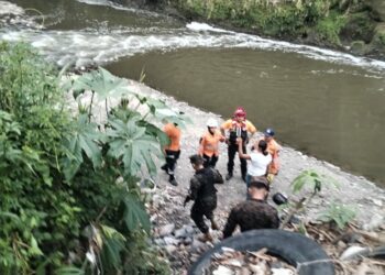 Autoridades buscan a menor de edad que cayó al río Acelhuate, en Soyapango