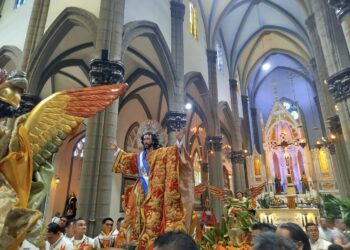 Imagen del Divino Salvador del Mundo recorre desde la iglesia El Calvario hacia la Basílica Sagrado Corazón de Jesús