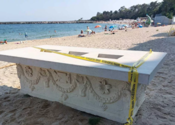 Una mesa que usaban para vender tragos resultó ser un sarcófago romano de 1.700 años de antigüedad