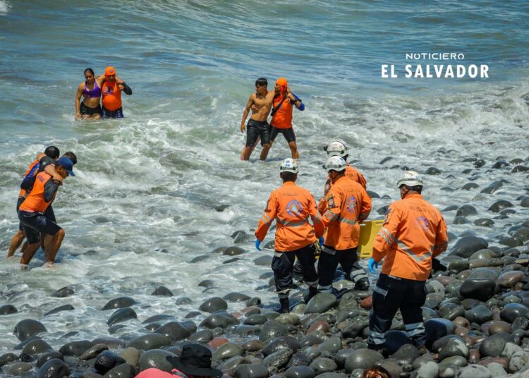 Protección Civil realiza simulacro de rescate acuático en Puerto de La Libertad