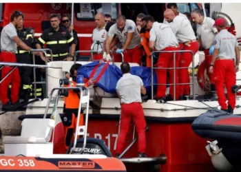 Italia abre investigación tras naufragio de yate de magnate