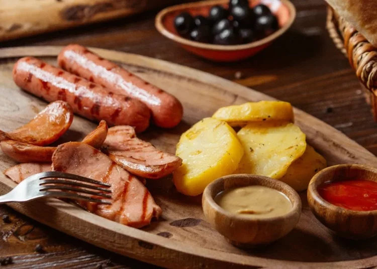 Hallan un efecto inesperado en la salud de comer tocino, salchichas y embutidos