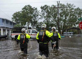 Lento avance de tormenta Debby deja aguaceros y amenaza de inundaciones en sureste de EEUU