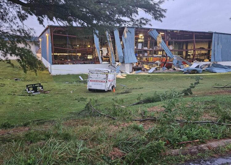 Tormenta Debby genera un tornado mortal, lluvias torrenciales y ríos crecidos en Carolina del Norte, EEUU