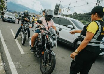 Gobierno entrega extintores y otros artículos de seguridad vial a conductores en control vehicular