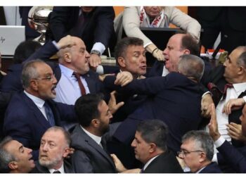 (VIDEO) Legisladores turcos se van a los golpes durante acalorado debate sobre diputado actualmente preso