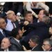 (VIDEO) Legisladores turcos se van a los golpes durante acalorado debate sobre diputado actualmente preso