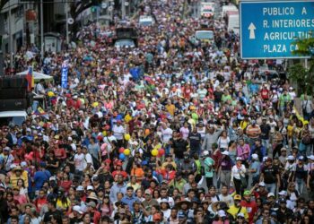 Oposición y oficialismo se movilizan en Venezuela en medio de tensiones por resultados electorales