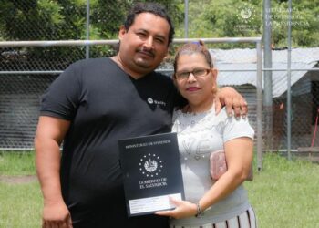 Gobierno entregó escrituras de viviendas a familias de comunidades en Apopa