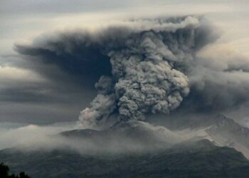 El volcán Shiveluch uno de los volcanes más activos de Rusia entró en erupción
