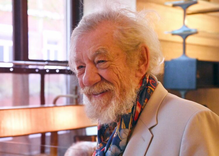 Ian McKellen aún lidia con ‘residuos emocionales’ tras caer del escenario en junio