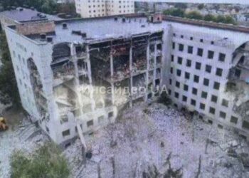 Al menos 41 personas han muerto en un bombardeo ruso a una institución educativa y un hospital en Ucrania