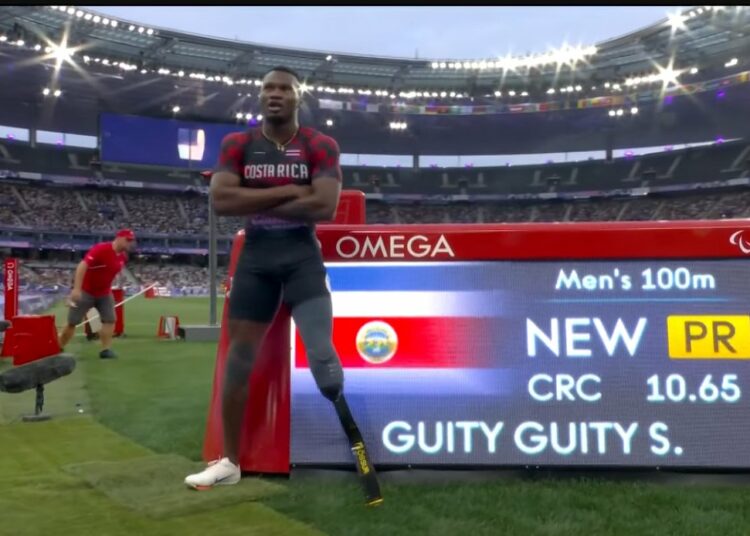 (VIDEO) El costarricense Sherman Guity ganó el oro e impone récord en los 100 metros T64 en los Juegos Paralímpicos de París