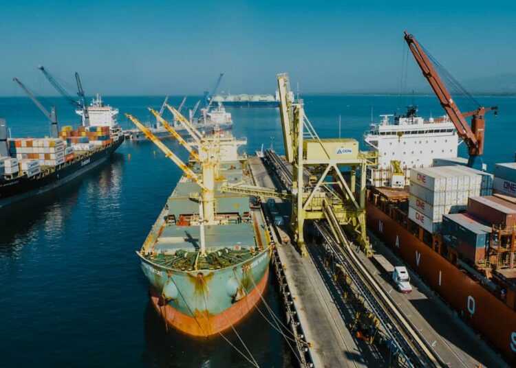 Puerto de Acajutla continúa dinamizando la economía del país