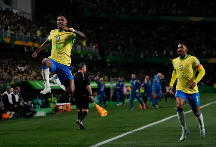 Brasil no se lució, le ganó con lo justo a Ecuador y escaló al cuarto puesto de las Eliminatorias