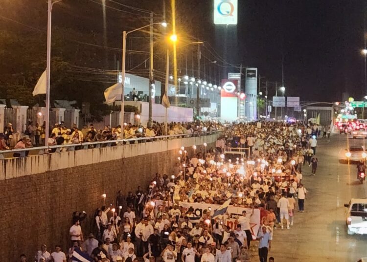 Cientos de personas se manifestaron para pedir la renuncia a la presidenta de Honduras por narcovídeo