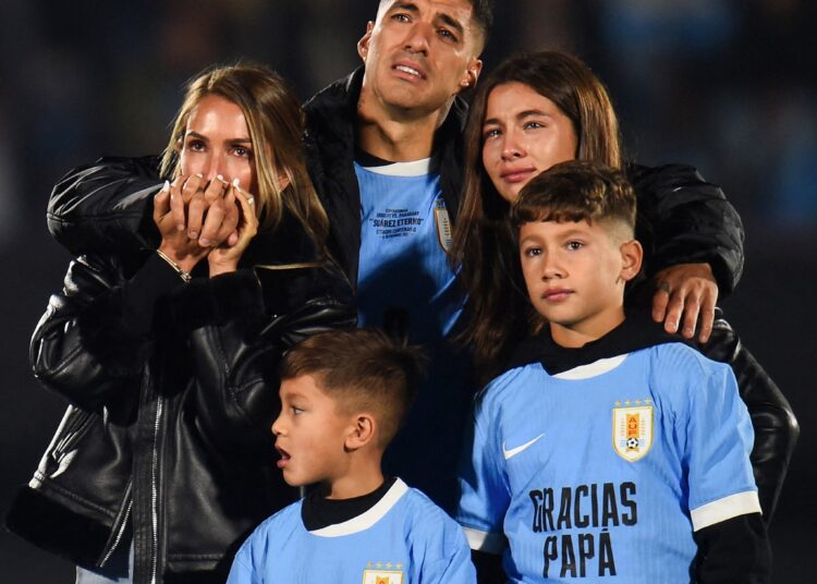 Emotivo homenaje a Luis Suárez en su último partido con Uruguay