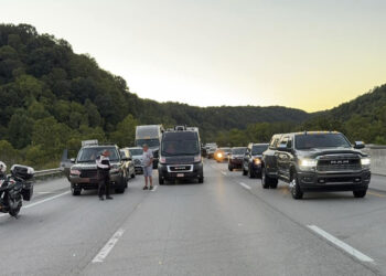 Un tiroteo en una autopista de Kentucky dejó al menos siete personas heridas