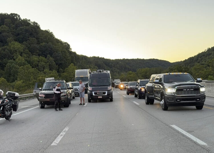 Un tiroteo en una autopista de Kentucky dejó al menos siete personas heridas