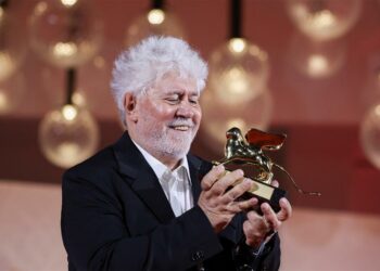 Almodóvar gana el León de Oro con «La habitación de al lado»