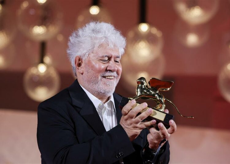 Almodóvar gana el León de Oro con «La habitación de al lado»