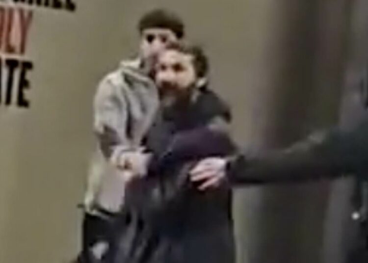 (VIDEO) El actor Shia LaBeouf casi se va a golpes en medio de la calle en Edimburgo