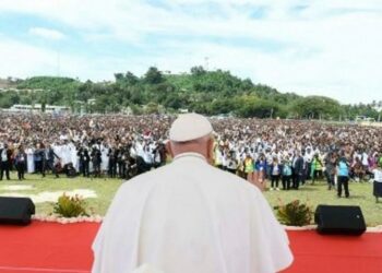 El papa celebra una misa en Dili, Timor Oriental ante 600.000 personas, la mitad del país