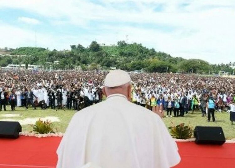 El papa celebra una misa en Dili, Timor Oriental ante 600.000 personas, la mitad del país