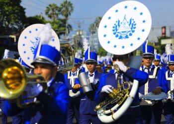 Banda El Salvador con más mil integrantes lidera desfile de este 15 de septiembre
