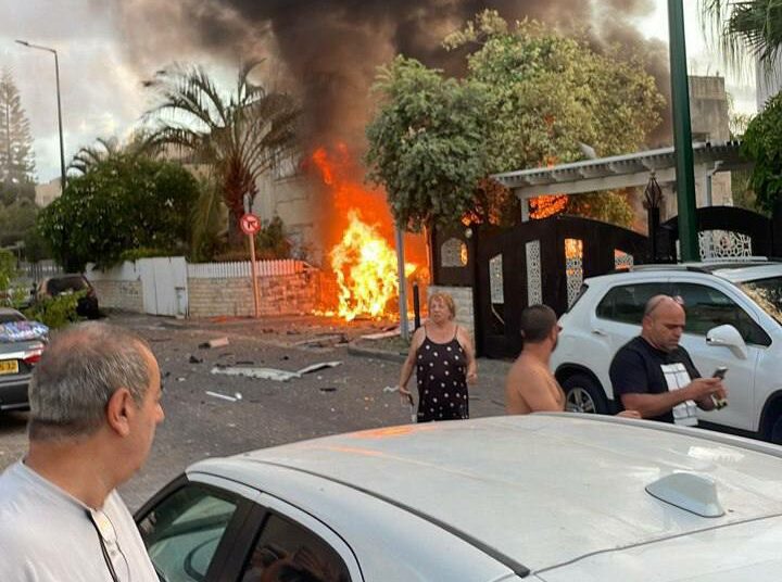 Hezbolá lanza 150 cohetes, misiles y drones hacia Israel