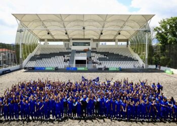 Delegación salvadoreña que participará en los Juegos Codicader 2024 recibió el pabellón nacional