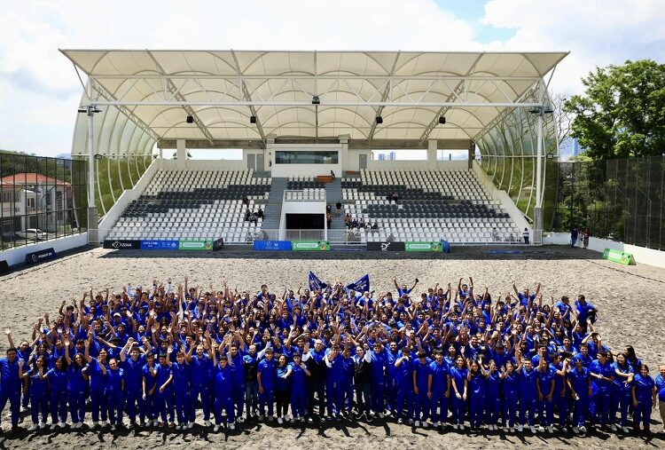 Delegación salvadoreña que participará en los Juegos Codicader 2024 recibió el pabellón nacional