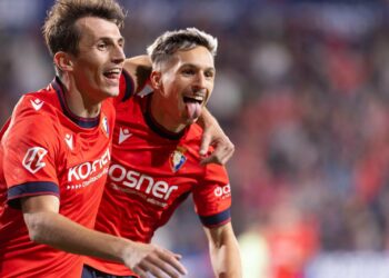 Osasuna golea y castiga a un Barça que sufre su primera derrota en liga