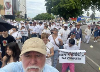Cientos de personas protestan contra la violencia criminal en estado mexicano de Sinaloa
